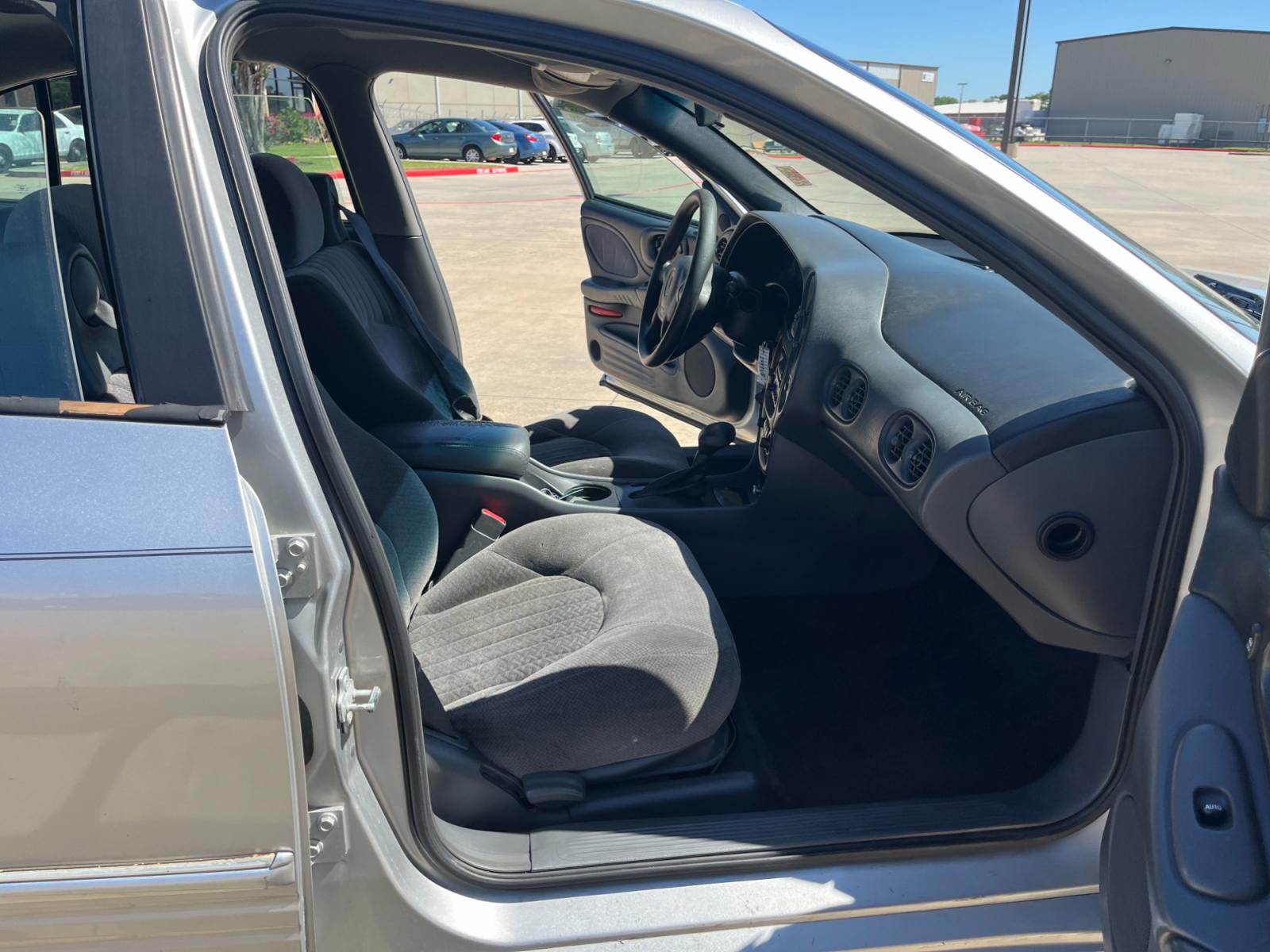 2005 SILVER /gray Pontiac Bonneville SE (1G2HX52K45U) with an 3.8L V6 OHV 12V engine, 4-Speed Automatic Overdrive transmission, located at 14700 Tomball Parkway 249, Houston, TX, 77086, (281) 444-2200, 29.928619, -95.504074 - Photo #11